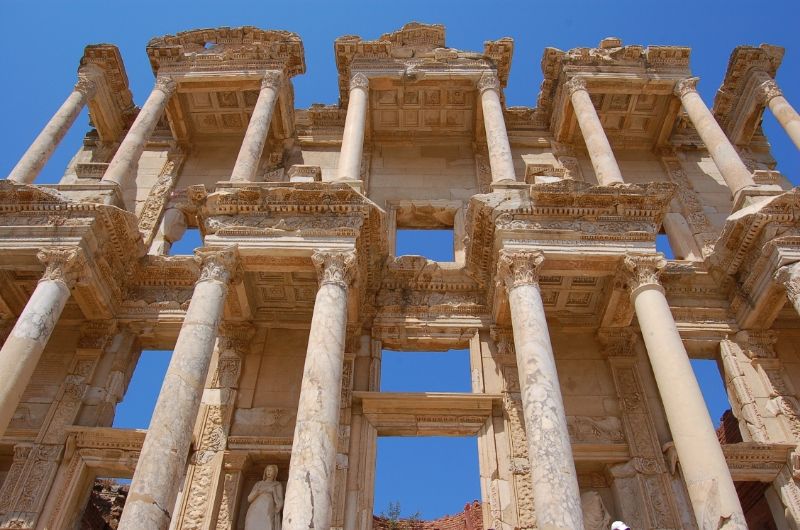 KUSADASI Y EFESO - TURQUIA: LA LUNA MENGUANTE Y LA ESTRELLA (2)