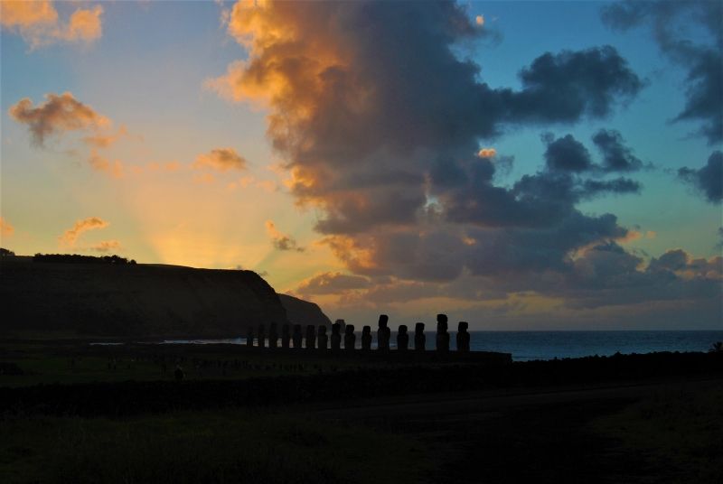 ISLA DE PASCUA - AMANECER TONGARIKI Y CUEVAS - DEL ALTIPLANO A RAPA NUI- RUTA POR SUDAMERICA EN SOLITARIO (2)